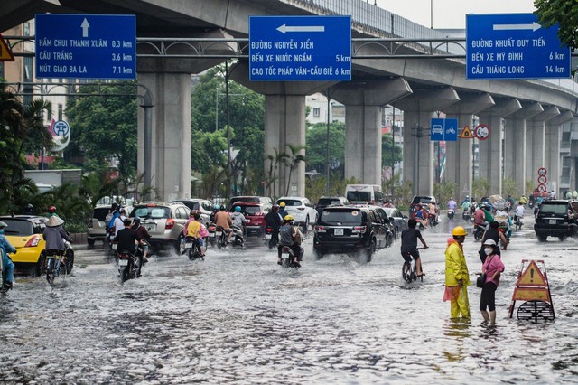Chùm ảnh: Mưa lớn khiến nhiều tuyến phố của Hà Nội ngập sâu trong nước - Ảnh 2